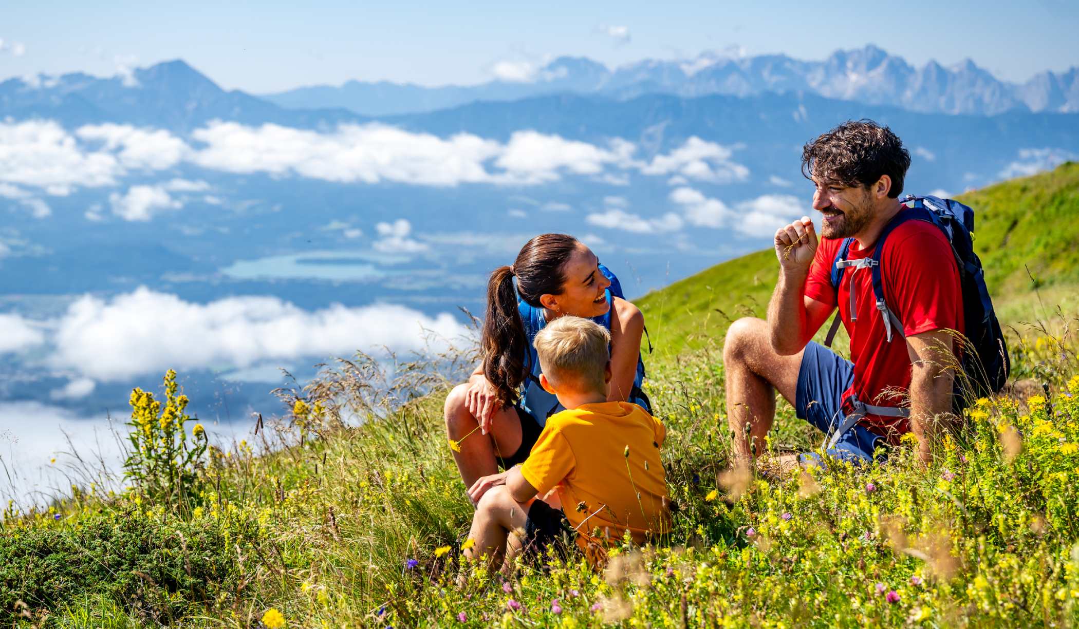 Familie macht Rast beim Wandern auf der Gerlitzen Alpe mit herrlichem Panoramablick über Kärnten und die umliegenden Berge – ideales Ausflugsziel für Familienaktivitäten rund um die Kammerhütte - by Michael Stabentheiner