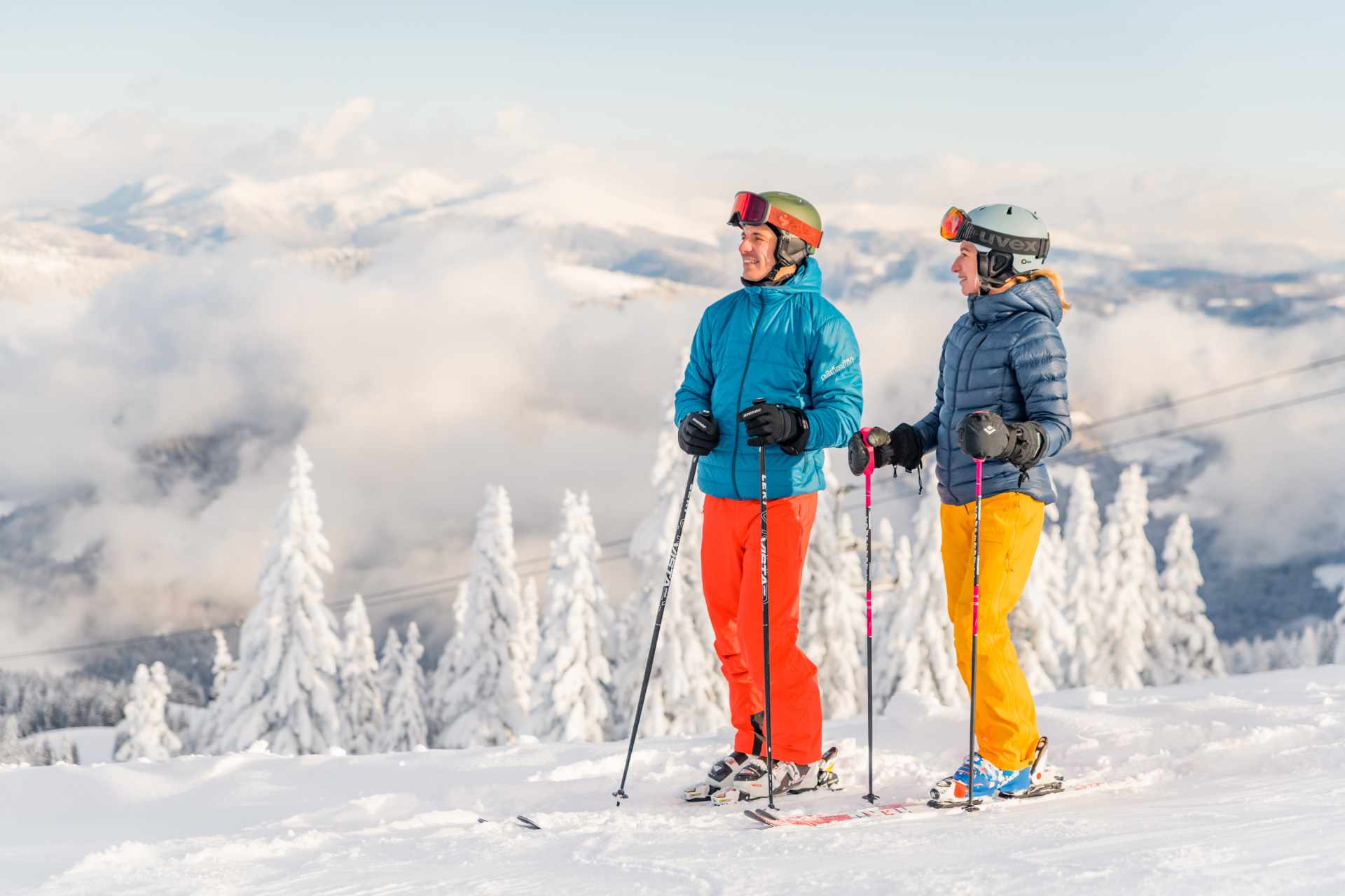 Zwei Skifahrer auf verschneiten Pisten der Gerlitzen - by Michael Stabentheiner
