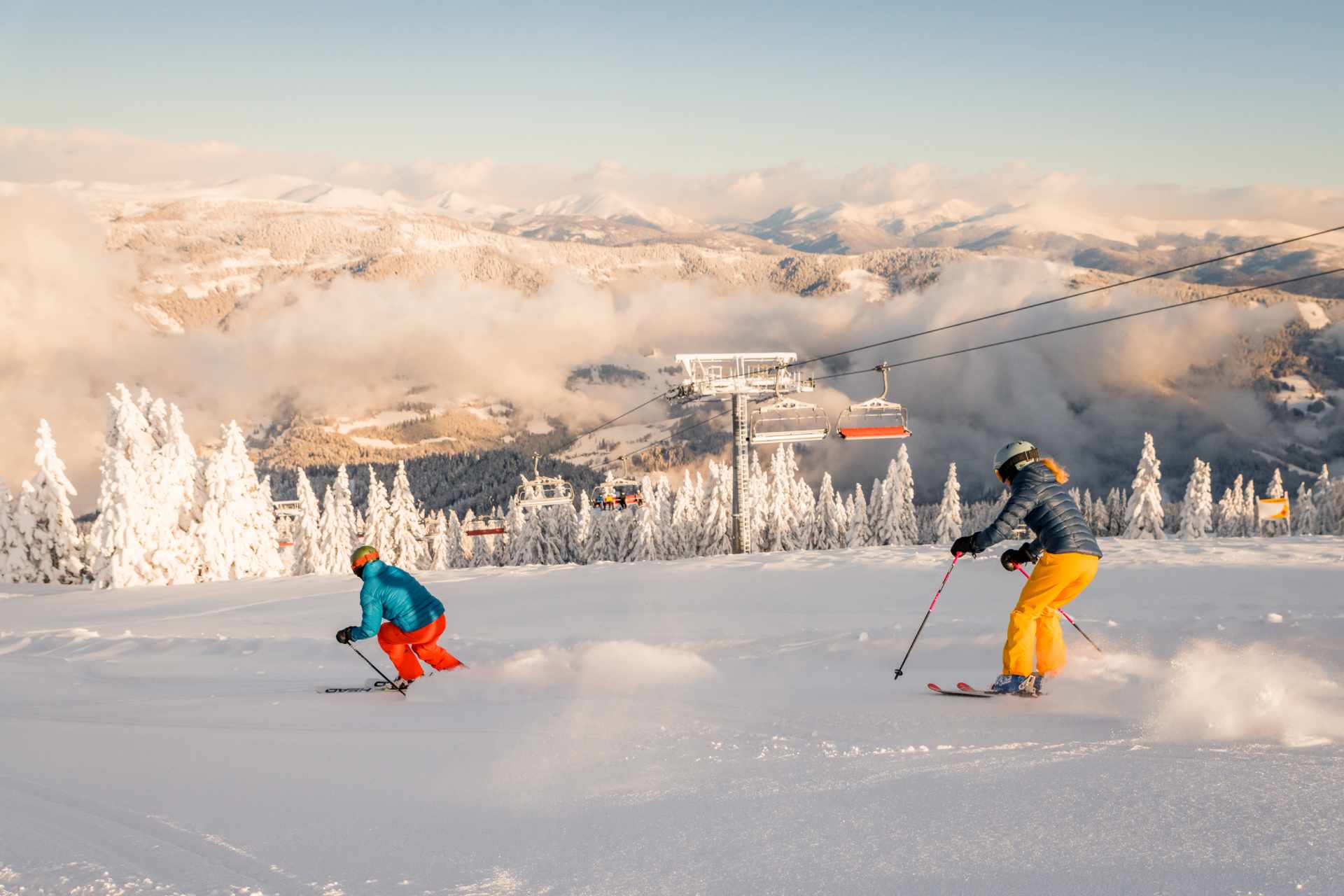 Skifahrer auf der Gerlitzen Alpe mit Panoramablick und Sessellift - by Michael Stabentheiner