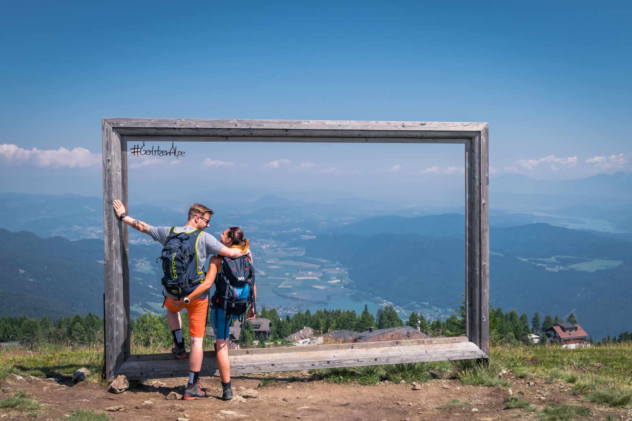 Wanderer im Holzrahmen vor Panorama-Aussicht Gerlitzen Alpe - by Michael Stabentheiner
