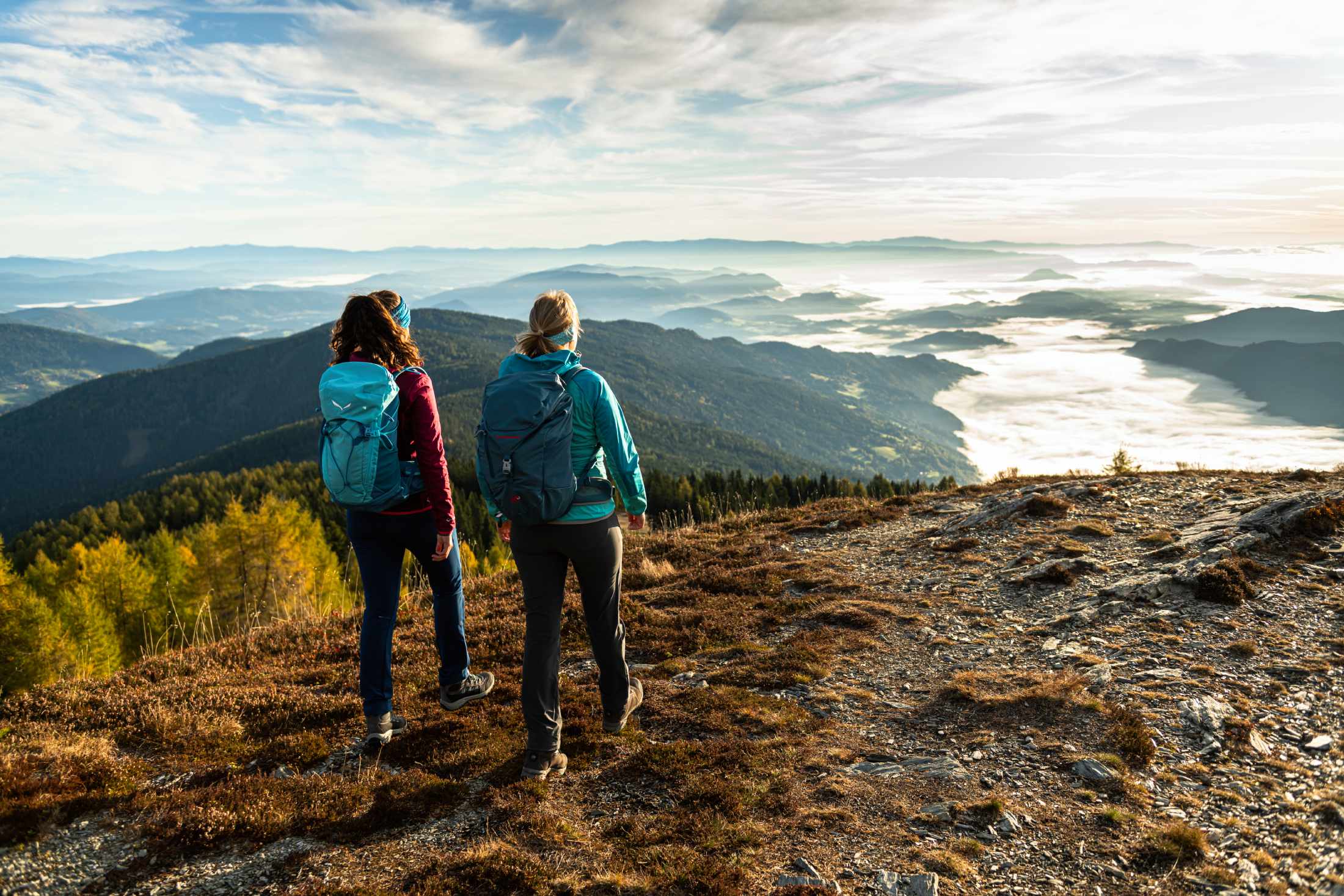 Wanderinnen im Herbst auf der Gerlitzen mit Fernblick - by Franz Gerdl