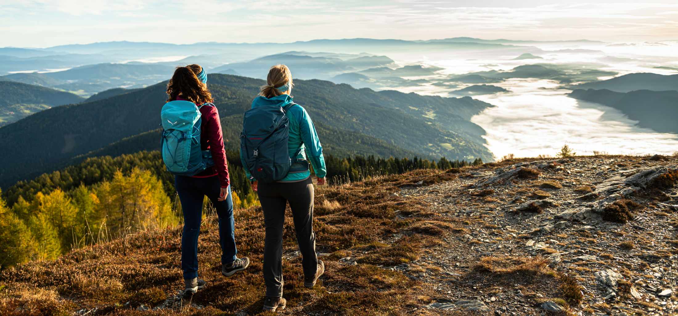 Wanderinnen im Herbst auf der Gerlitzen mit Fernblick - by Franz Gerdl