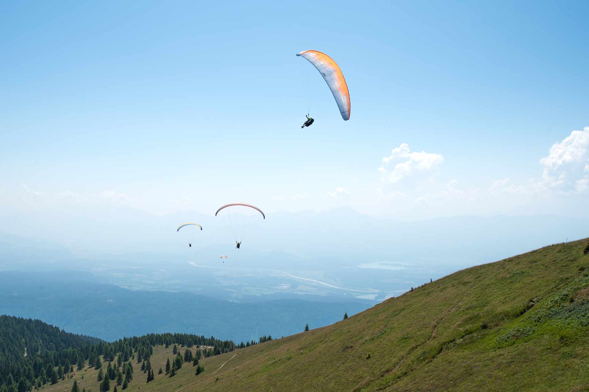 Paragleiter starten vom Gipfel der Gerlitzen - by Arianne Feiler